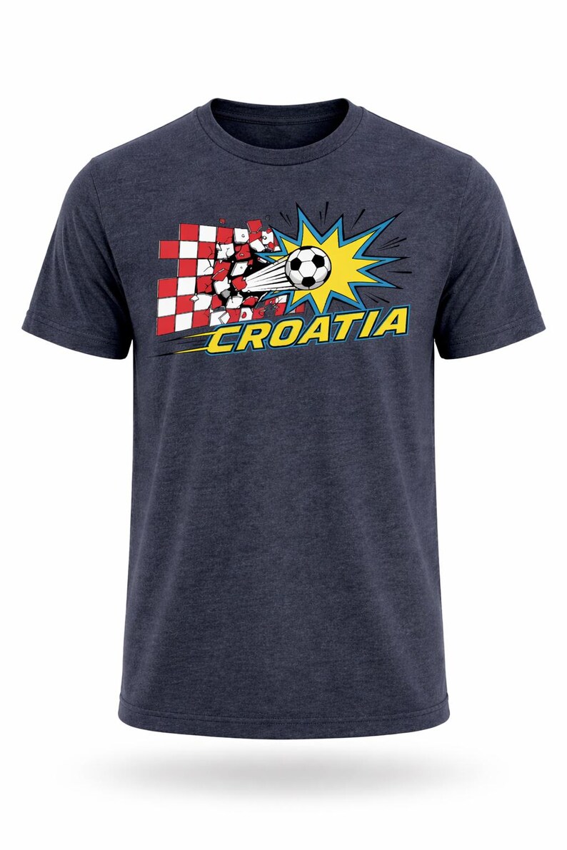 Op de afbeelding: Marineblauw t-shirt met een afbeelding van een voetbal die door een rood-wit geblokt patroon breekt. Het woord "CROATIA" is geel geschreven met een blauwe omlijning.