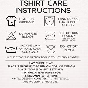 Op de afbeelding: Witte afbeelding met zwarte tekst: TSHIRT CARE INSTRUCTIONS. Bevat symbolen en instructies voor wassen, drogen en strijken. Extra instructies voor designonderhoud zijn ook voorzien.