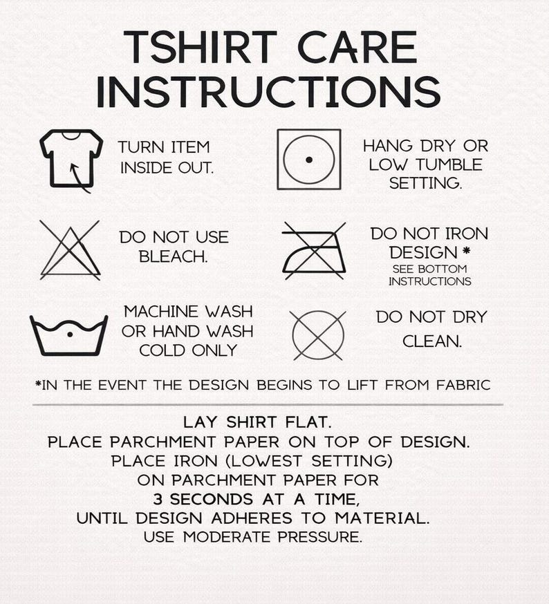 Op de afbeelding: Witte afbeelding met zwarte tekst: TSHIRT CARE INSTRUCTIONS. Bevat symbolen en instructies voor wassen, drogen en strijken. Extra instructies voor designonderhoud zijn ook voorzien.