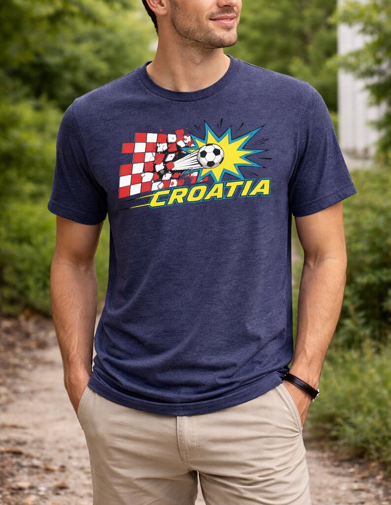 Op de afbeelding: Marineblauw T-shirt met een voetbalafbeelding, een gele ster en het woord "CROATIA". Het ontwerp bevat het rood-witte geblokte patroon van de Kroatische vlag. Het T-shirt is gemaakt van zacht materiaal.