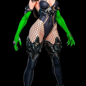 Könnte beinhalten: Eine futuristische Figur einer Frau in einem schwarzen Body mit grünen Akzenten. Die Figur trägt eine Maske und grüne Handschuhe. Das Outfit umfasst Netzstrümpfe und gepanzerte Bein- und Armteile. Der Hintergrund ist schwarz.