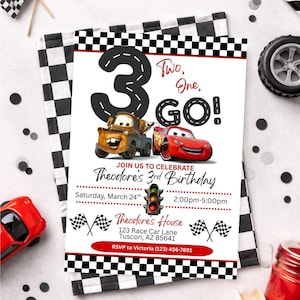 Puede incluir: Una invitación de cumpleaños con temática de coches de carreras. La invitación presenta el número 3, las palabras "Two, One, GO!" e imágenes de coches de carreras de dibujos animados. La invitación incluye el texto "Theodore's 3rd Birthday".