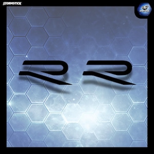 Puede incluir: Dos pegatinas negras con la letra R estilizada y un diseño angular y afilado. El fondo es un patrón de rejilla hexagonal en azul claro y blanco. El texto STORMSTICK aparece en la esquina superior izquierda y un logo circular en la derecha.
