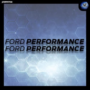 Pode incluir: Gráfico digital com as palavras "FORD PERFORMANCE" em negrito preto, repetidas sobre um fundo hexagonal azul. O logotipo Stormstick está no canto superior direito.