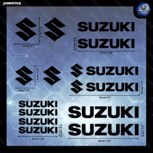 Könnte beinhalten: Eine Sammlung schwarzer Suzuki-Logo-Aufkleber und Schriftzüge auf blauem, hexagonalem Hintergrund. Der Bogen enthält verschiedene Größen mit Maßen von 1,5 cm bis 8 cm in der Höhe und 3,5 cm bis 20 cm in der Breite.