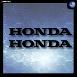Puede incluir: Dos logotipos de Honda negros apilados verticalmente sobre un fondo azul con un patrón de rejilla hexagonal de color claro. El texto STORMSTICK aparece en la esquina superior izquierda y un pequeño logotipo circular con el texto STORMSTICK está en la parte superior derecha.