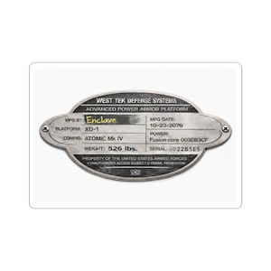 Puede incluir: Placa ovalada metálica con el texto "WEST TEK DEFENSE SYSTEMS" y "ADVANCED POWER ARMOR PLATFORM". Detalles incluyen "MFG BY: Enclave", "PLATFORM: X0-1" y "PESO: 238,6 kg". La fecha de fabricación es 23-10-2076. El número de serie es 0022B5E5.