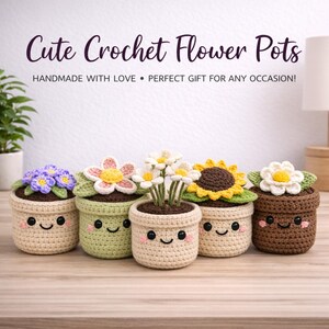 Puede incluir: Cinco adorables macetas de ganchillo, cada una con una cara sonriente y una flor diferente. Las macetas son de varios colores, incluyendo beige, verde y marrón. Las flores incluyen morado, rosa, blanco y amarillo. El texto dice "Cute Crochet Flower Pots".
