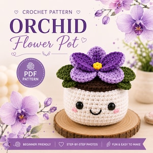 Pode incluir: Um vaso de flores de orquídea de crochê com um rosto sorridente. A flor roxa tem um centro amarelo e folhas verdes. O vaso é branco com uma borda marrom, sentado em uma fatia de madeira. Texto: "CROCHET PATTERN ORCHID Flower Pot PDF PATTERN".