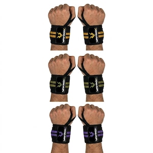 Puede incluir: Tres pares de muñequeras negras con rayas doradas, verde oliva y moradas. Cada muñequera presenta la marca "VAYROX" y un logotipo. Las muñequeras están diseñadas para brindar soporte a la muñeca durante el levantamiento de pesas y otros ejercicios.