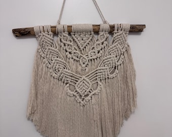 Makramee Wandbehang auf Naturholz、Boho Wanddekoration ベージュ、Handgefertigtes Makramee Kunstwerk、Geschenk Einzug Boho Stil