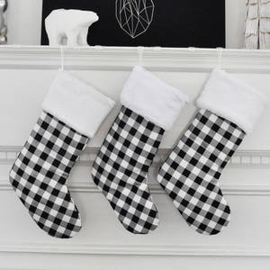 Personalisierte karierte Weihnachtsstrumpf, modernes Bauernhaus, schwarz-weiß kariert, personalisierte Buffalo Check Weihnachtsstrumpf, Urlaub 631