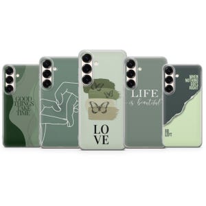 Peut inclure: Cinq coques de téléphone vertes avec des motifs variés. Les coques présentent des citations comme "GOOD THINGS TAKE TIME" et "LIFE is beautiful", ainsi que des illustrations de papillons et dessinées à la main. Les coques sont dans différentes nuances de vert.