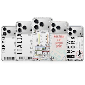 Puede incluir: Varias fundas transparentes para teléfono con diseños de viajes. Cada funda presenta el nombre de una ciudad diferente, como "TOKYO", "ITALIA", "LONDON" y "NEW YORK", junto con gráficos de sellos de pasaporte. Se ven códigos de barras en la base.
