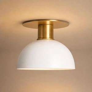 Messing plafondlamp, mid-century modern, met witte koepelvormige kap.