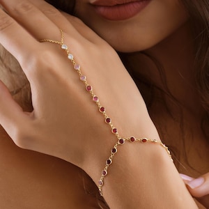 Puede incluir: Un letrero de madera hecho a mano con la palabra "Welcome" en una fuente juguetona. El letrero presenta un fondo blanco desgastado y un marco de madera teñida oscura. Un elemento floral decorativo está en la esquina.