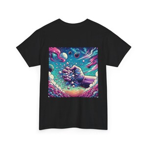 Könnte beinhalten: Schwarzes T-Shirt mit einem lebendigen Grafikdesign. Die Grafik zeigt eine Hand, die eine Ansammlung weißer Kugeln umklammert, vor einem kosmischen Hintergrund mit Planeten, Nebeln und farbenfrohen Wolken. Das Kunstwerk hat einen surrealen, psychedelischen Stil.