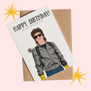 Peut inclure: Une carte de vœux blanche avec une illustration de personnage aux cheveux bruns portant des lunettes de soleil, une veste grise, un jean bleu et des gants jaunes. Le texte indique HAPPY BIRTHDAY! (but don't cream your pants) avec une batte cloutée.