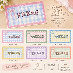 Può includere: Una collezione di cartoline rettangolari con bordo smerlato e sfondo a quadretti vichy. Ogni cartolina mostra la parola TEXAS in stampatello e un fiocco disegnato a linee. Le cartoline sono presentate in varie combinazioni di colori, tra cui rosa, blu, verde, giallo, lavanda e corallo.