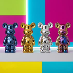 Peut inclure: Quatre figurines d'ours métalliques bleus, dorés, argentés et violets irisés. Chaque ours a un détail en forme de cœur sur sa poitrine. Le fond est un mélange de couleurs vives, dont le vert, le rose et le bleu.