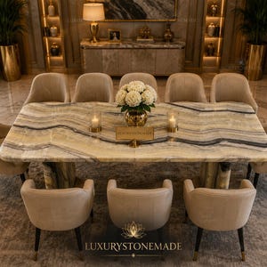 Mesa de comedor rectangular hecha a mano de ónix negro arcoíris: mueble de diseño con base de piedra estriada.