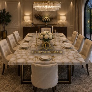 Könnte beinhalten: Ein luxuriöses Esszimmer-Set mit einem großen rechteckigen Tisch mit gemusterter Oberfläche, umgeben von gepolsterten Stühlen. Der Tisch ist mit elegantem Geschirr und Kerzen gedeckt, unter einem dekorativen Kronleuchter.