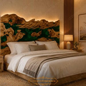 Könnte beinhalten: Schlafzimmer mit Holzbett und einzigartigem Kopfteil. Das Kopfteil kombiniert Naturholz mit einem grünen Harzeinlagen. Das Bett ist mit weißer Bettwäsche und einem beigen Überwurf ausgestattet. Ein gerahmtes Kunstwerk und ein Topfpflanze vervollständigen den Raum.