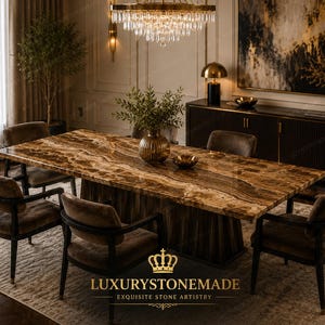 Peut inclure: Une grande table à manger rectangulaire avec un plateau en marbre brun et une base en bois foncé. Six chaises rembourrées entourent la table. Un lustre est suspendu au-dessus, et un buffet et une œuvre d'art sont en arrière-plan. Le texte "LUXURYSTONEMADE" est en bas.