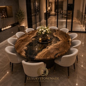 Puede incluir: Una mesa de comedor ovalada con una tapa de madera oscura de grano natural y una base negra. Diez sillas tapizadas beige rodean la mesa. Un arreglo floral y velas adornan el centro de la mesa. La mesa es un mueble de piedra de lujo.