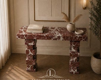 Mesa consola de mármol Rosso Levanto con diseño de bloques apilados. Mobiliario de entrada moderno y lujoso.