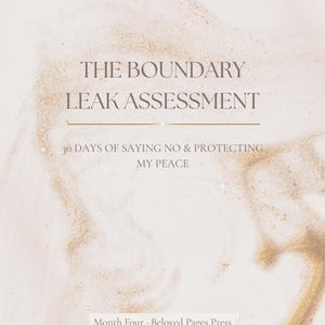Puede incluir: Impresión digital con efecto marmolado en tonos beige y dorado. El texto dice "THE BOUNDARY LEAK ASSESSMENT" encima de una línea horizontal. Debajo, dice "30 DAYS OF SAYING NO & PROTECTING MY PEACE". La parte inferior dice "Month Four • Beloved Pages Press".