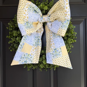 Duży wianek z pikowanej tkaniny w kolorze niebieskim i żółtym, patchworkowy