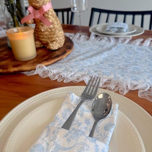 Blue and white table runner with napkins