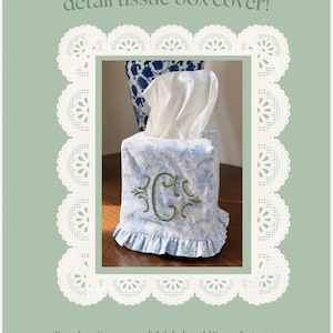 Könnte beinhalten: Ein quadratischer Taschentuchbox-Bezug mit hellblau-weißem Blumenmuster und einem gerüschten unteren Rand. Auf der Vorderseite befindet sich ein gestickter grüner Monogrammbuchstabe C. Weiße Taschentücher ragen aus der oberen Öffnung heraus.
