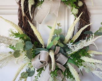 ミニマリストの心を持つ方にぴったりの、クリーム色のブドウのつるのリース。