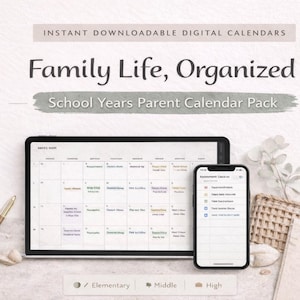 Könnte beinhalten: Ein digitales Kalenderpaket mit dem Text "Family Life, Organized" und "School Years Parent Calendar Pack". Das Bild zeigt ein Tablet und ein Smartphone, die Kalenderansichten anzeigen, zusammen mit einem Stift und dekorativen Elementen.