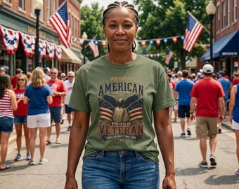以下が含まれることがあります： 「PROUD AMERICAN PROUD VETERAN」の文字とワシのグラフィックが入ったオリーブグリーンのTシャツとブルージーンズ。アメリカ国旗と人々がいる通りの屋外で撮影された画像です。