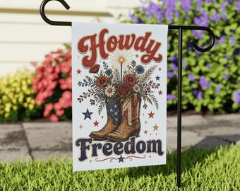 以下が含まれることがあります： 赤と青の文字で「Howdy Freedom」と書かれた長方形のガーデンフラッグ。アメリカ国旗の模様が施された茶色のカウボーイブーツが描かれており、ブーツの中には赤、白、青の花束が活けられています。