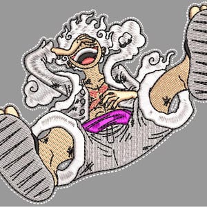 Op de afbeelding: Geborduurde patch met een personage met een brede grijns, open mond en stekelig wit haar. Het personage draagt een witte outfit met een paarse sjerp en heeft een tatoeage op de borst. De patch is omrand met een witte steek op een grijze achtergrond.