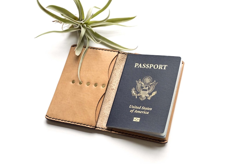 Cartera de pasaporte de cuero, cubierta de pasaporte de viaje, billetera de pasaporte personalizada, cubierta de pasaporte hecha a mano, cubierta de diario de notas de campo de cuero imagen 1