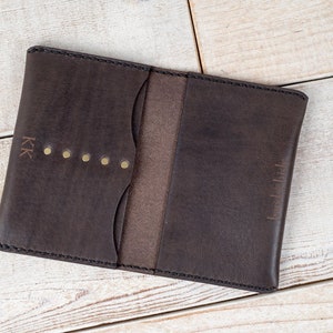 Cartera de pasaporte de cuero, cubierta de pasaporte de viaje, billetera de pasaporte personalizada, cubierta de pasaporte hecha a mano, cubierta de diario de notas de campo de cuero imagen 4