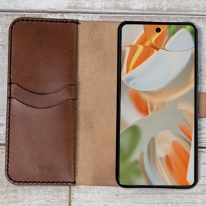 Leren Google Pixel 9 portemonnee-hoesje, handgemaakt in de VS, plantaardig gelooid volnerfleer met kaartsleuven en optioneel polsbandje
