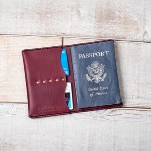 Cartera de pasaporte de cuero, cubierta de pasaporte de viaje, billetera de pasaporte personalizada, cubierta de pasaporte hecha a mano, cubierta de diario de notas de campo de cuero imagen 2