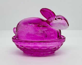 Scatola portagioie vintage in vetro rosa a forma di coniglietto, piatto con coperchio a forma di coniglio, porta caramelle pasquali, portagioie in stile cottagecore, decorazione in vetro fucsia