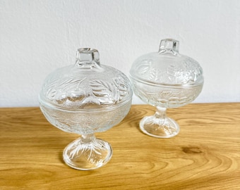 Vintage Glass Pedestal Candy Dish with Lid – Fruit Pattern Bonbon Jar – Footed Dessert Bowl – Cottagecore Table Decor