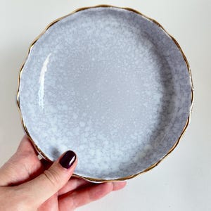 Plato de cerámica gris vintage para baratijas, cuenco para joyas con borde festoneado, plato multiusos con borde dorado, cerámica con esmalte jaspeado, decoración de tocador