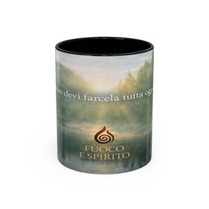 Può includere: Tazza da caffè in ceramica con interno nero e design avvolgente. Il design presenta una scena di foresta nebbiosa con un'alba e il testo "non devi farcela tutta oggi" e "FUOCO E SPIRITO".