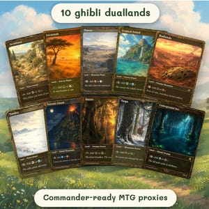 Puede incluir: Una colección de 10 cartas coleccionables rectangulares con ilustraciones de paisajes y bordes de color marrón oscuro. El texto 10 ghibli duallands aparece en la parte superior y Commander-ready MTG proxies en la inferior. Cada carta muestra arte de terreno único, incluyendo bosques, montañas e islas, con texto de juego impreso.