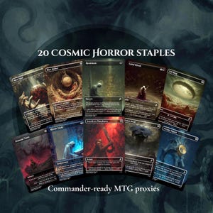 Op de afbeelding: Een verzameling van negen Magic: The Gathering-ruilkaarten met donkere illustraties in het thema kosmische horror. De kaarten zijn in een waaier gerangschikt met de tekst 20 COSMIC HORROR STAPLES bovenaan en Commander-ready MTG proxies onderaan.