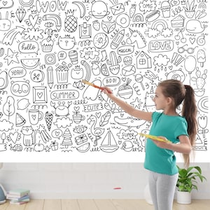 Op de afbeelding: Een kind in een turquoise shirt en grijze broek schildert op een grote witte muur bedekt met zwarte doodles. De doodles bevatten woorden als "WOW", "HELLO" en "SUMMER", samen met verschillende schattige illustraties.